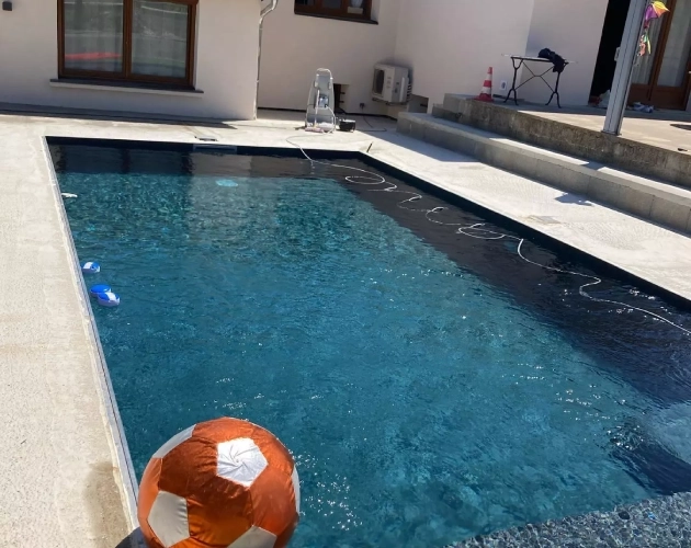 Comment se déroule la pose de PVC armé sur une piscine ?